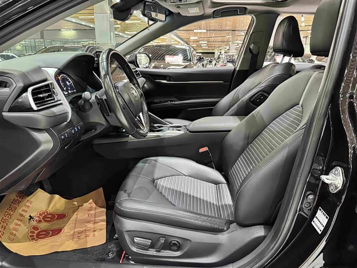 Toyota Camry, 2022 — фото 7 из 9