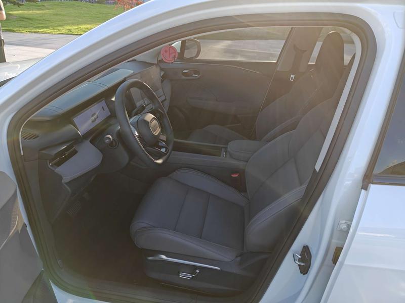 Lynk & Co 06 EM-P Hybrid, 2025 — фото 9 из 11