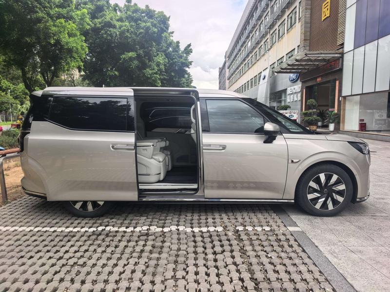 Volvo EM90, 2023 — фото 7 из 12