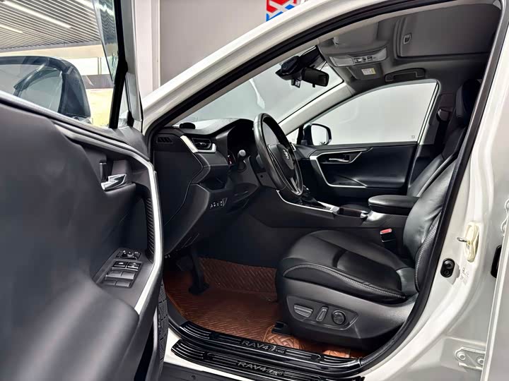 Toyota RAV4, 2022 — фото 4 из 9