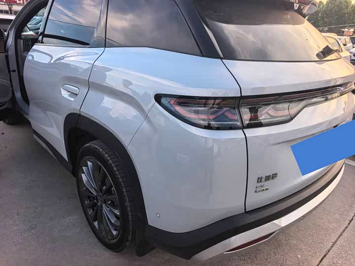BYD Song Ultra EV, 2025 — фото 8 из 9