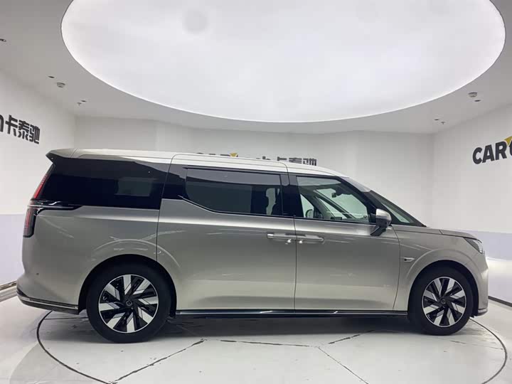 Volvo EM90, 2024 — фото 4 из 9