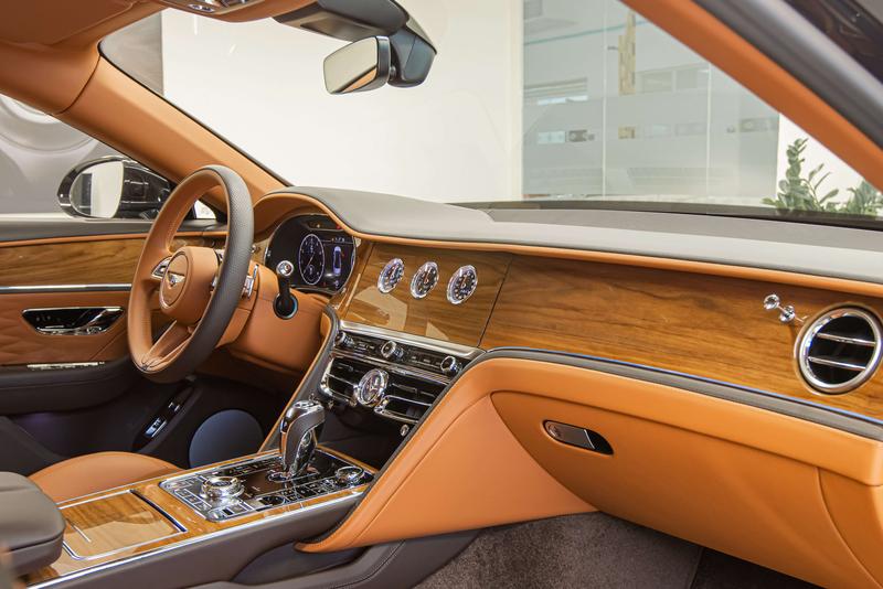 Bentley Flying Spur, 2021 — фото 6 из 9