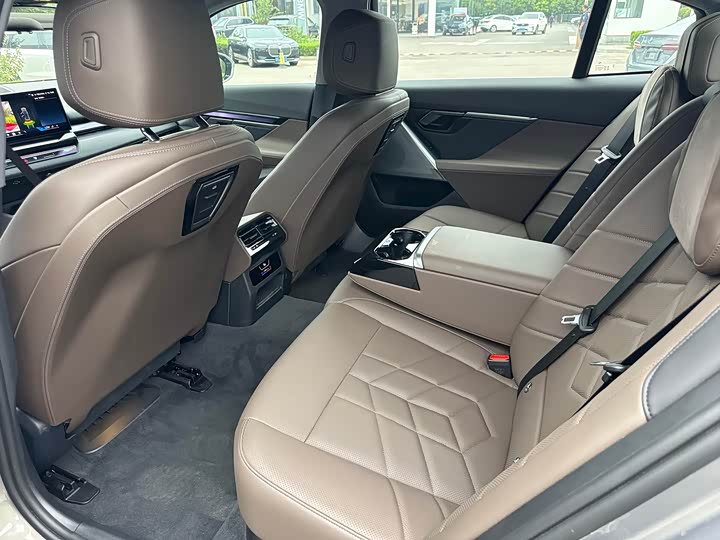 BMW i5, 2025 — фото 8 из 9