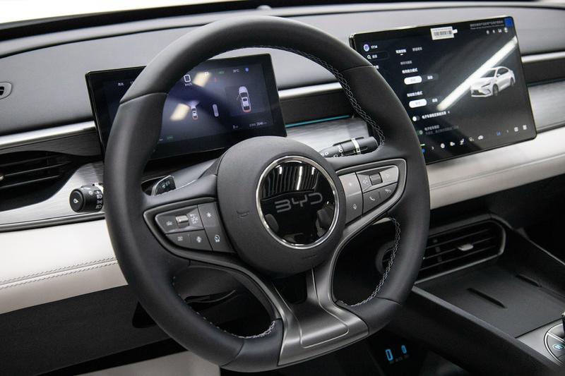 BYD Seal 05 DM-i Hybrid, 2024 — фото 11 из 12