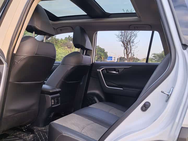 Toyota RAV4, 2023 — фото 7 из 10