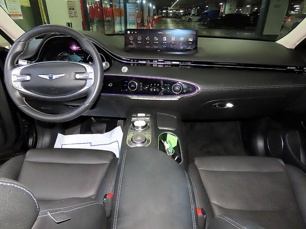 Genesis GV70, 2023 — фото 9 из 12
