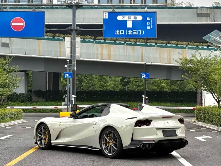 Ferrari 812, 2023 — фото 9 из 9
