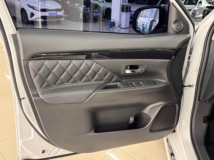 Mitsubishi Outlander, 2022 — фото 8 из 9