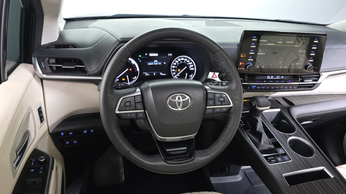 Toyota Sienna, 2023 — фото 12 из 12