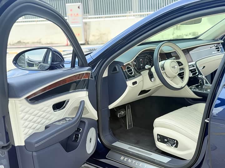 Bentley Flying Spur, 2024 — фото 5 из 9