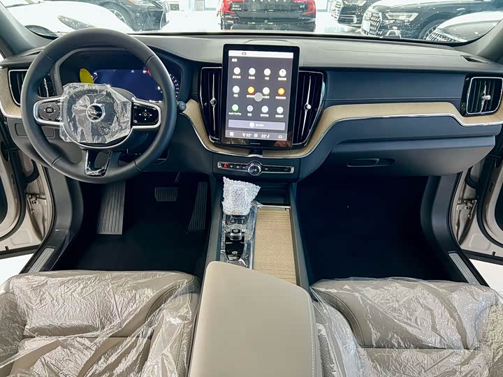 Volvo XC60, 2025 — фото 8 из 9