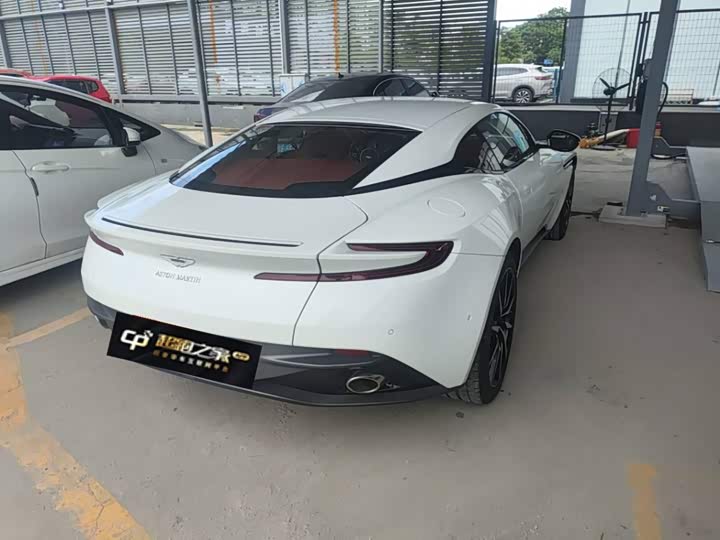 Aston Martin DB11, 2022 — фото 2 из 7