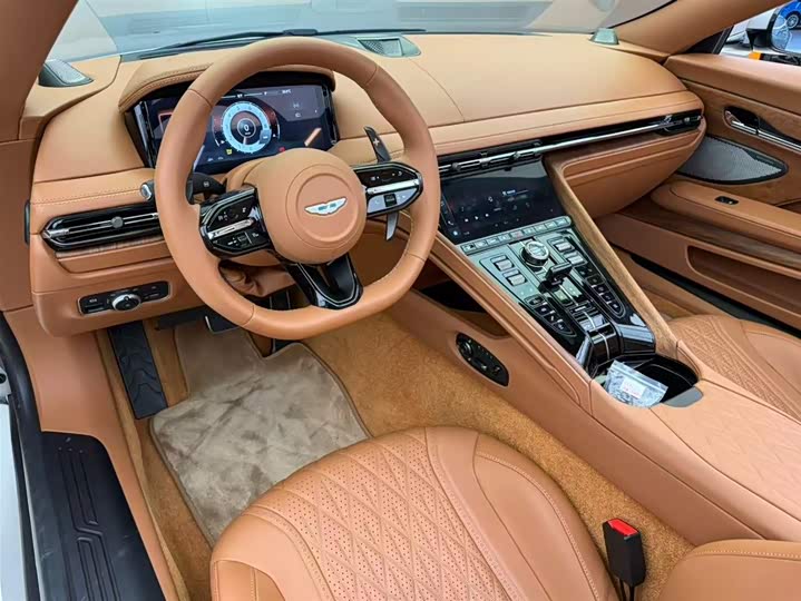 Aston Martin DB12, 2024 — фото 4 из 9