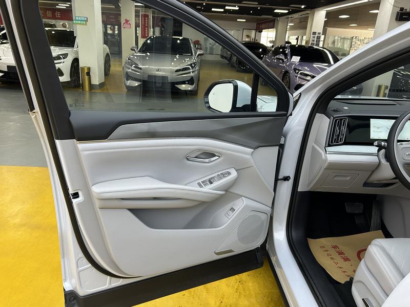 BYD Song Ultra EV, 2026 — фото 8 из 9