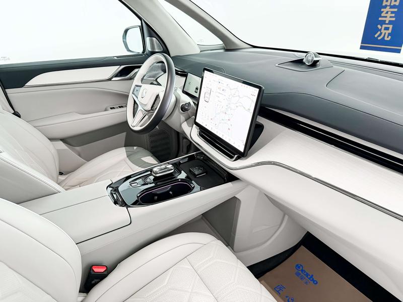 Volvo EM90, 2023 — фото 5 из 10