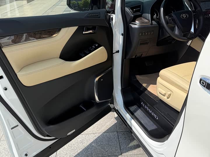 Toyota Alphard, 2023 — фото 8 из 9