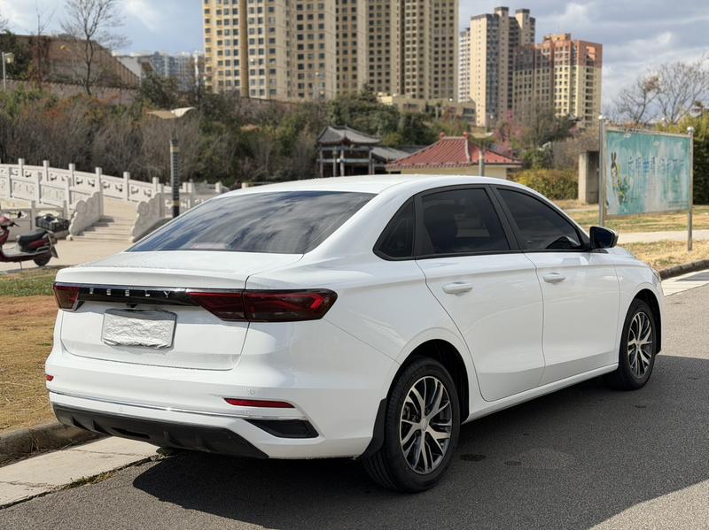 Geely Emgrand, 2023 — фото 6 из 12