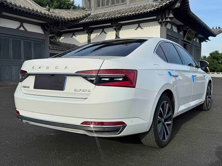 Skoda Superb, 2023 — фото 6 из 9
