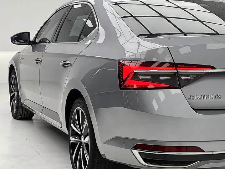 Skoda Superb, 2023 — фото 7 из 9