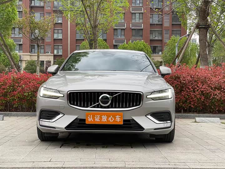 Volvo S60, 2023 — фото 2 из 9