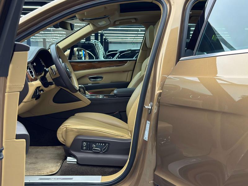 Bentley Bentayga Hybrid, 2022 — фото 8 из 12