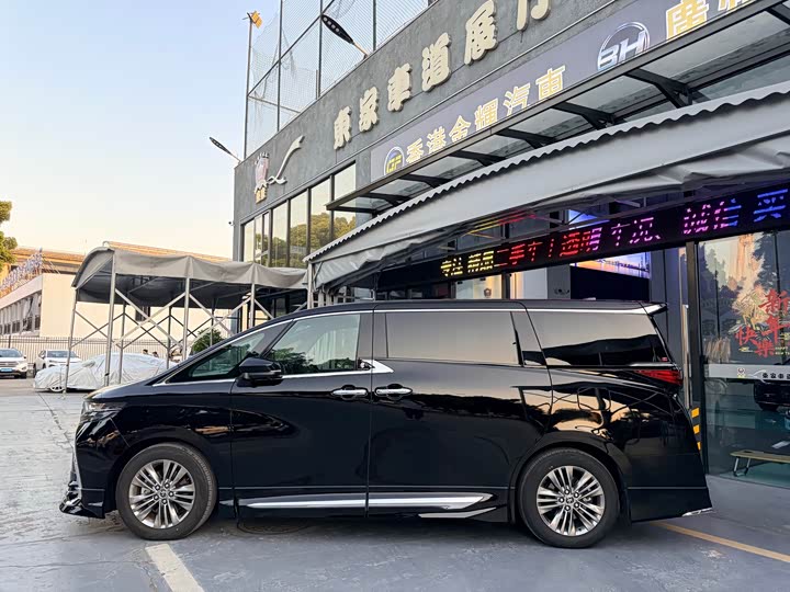 Toyota Alphard, 2025 — фото 8 из 9