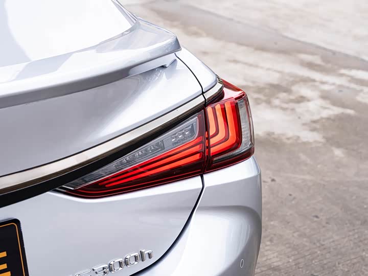 Lexus ES, 2022 — фото 7 из 9