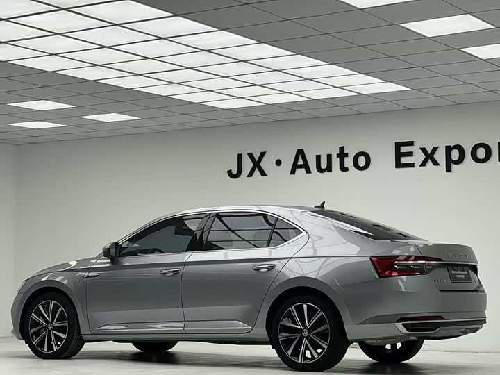 Skoda Superb, 2023 — фото 6 из 9