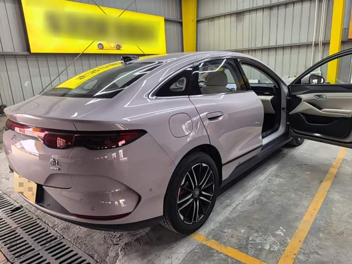 BYD Qin L, 2025 — фото 7 из 9