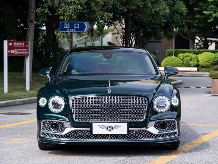 Bentley Flying Spur Hybrid, 2023 — фото 2 из 9