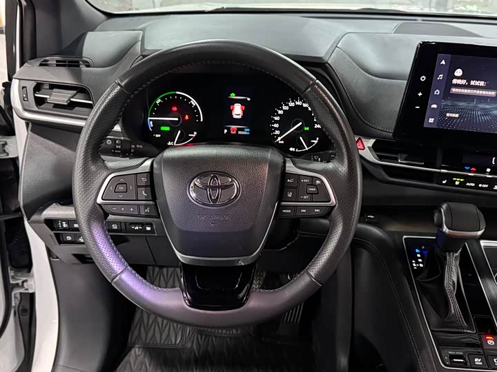 Toyota Sienna, 2023 — фото 8 из 9