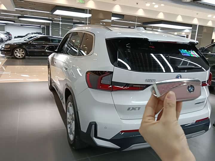 BMW iX1, 2025 — фото 9 из 9