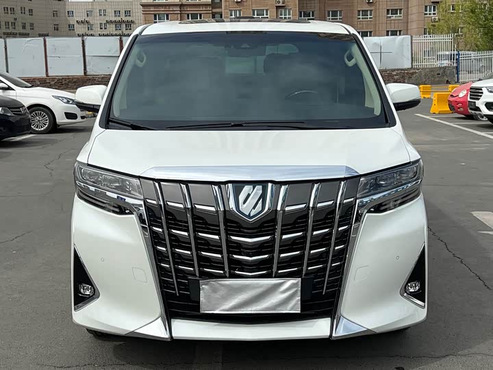 Toyota Alphard, 2023 — фото 2 из 9
