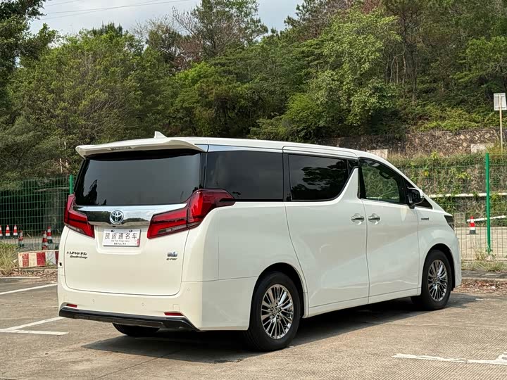 Toyota Alphard, 2023 — фото 8 из 9