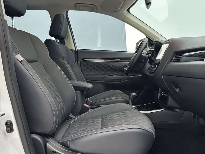 Mitsubishi Outlander, 2023 — фото 9 из 9