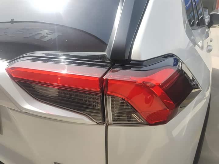 Toyota RAV4, 2023 — фото 8 из 9