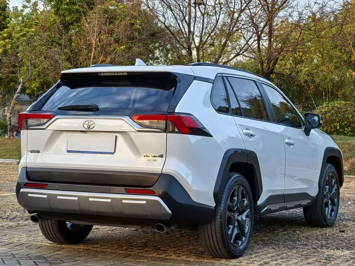 Toyota RAV4, 2023 — фото 8 из 10