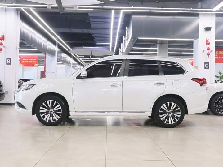 Mitsubishi Outlander, 2021 — фото 3 из 9