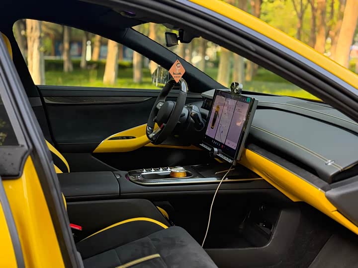 Xiaomi SU7 Ultra, 2025 — фото 7 из 9