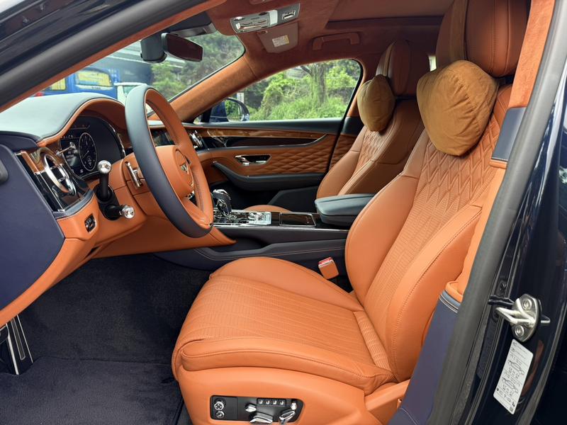 Bentley Flying Spur, 2023 — фото 11 из 12