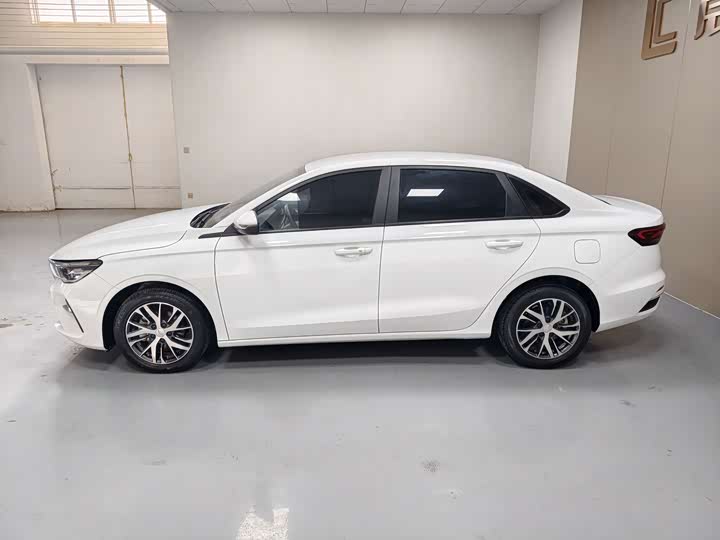 Geely Emgrand, 2025 — фото 7 из 9