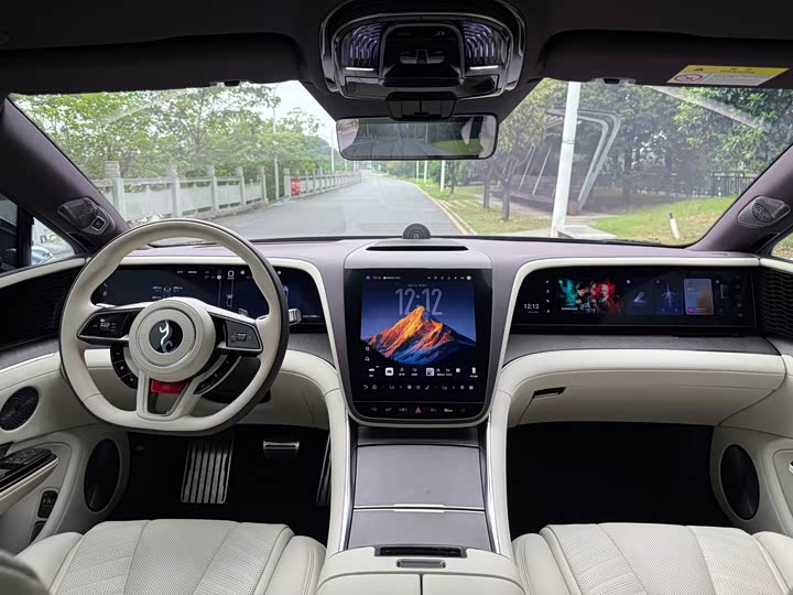 BYD Yangwang U7, 2025 — фото 9 из 9