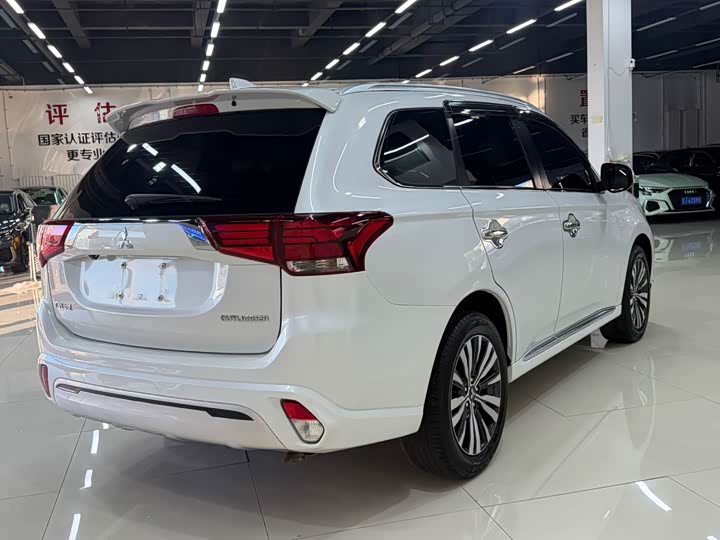 Mitsubishi Outlander, 2022 — фото 6 из 9