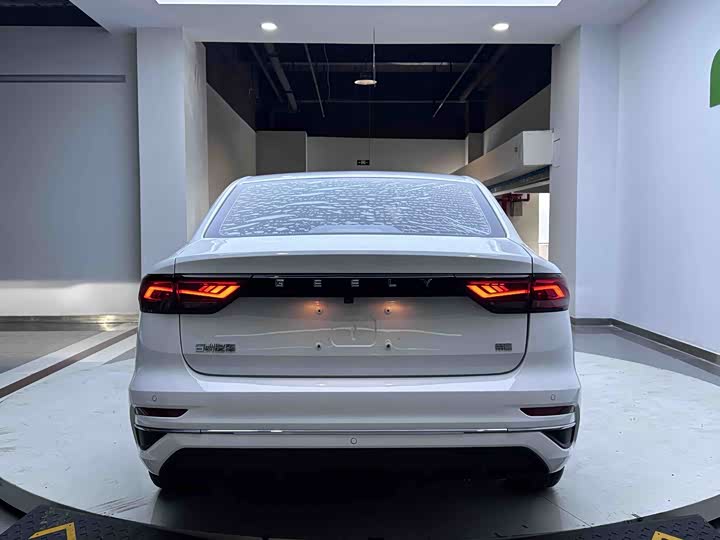 Geely Emgrand, 2023 — фото 4 из 9