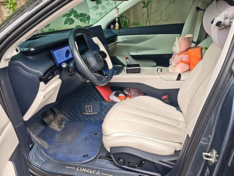Lynk & Co 07 EM-P Hybrid, 2024 — фото 10 из 12