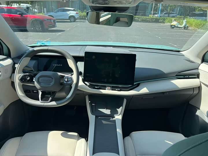 Lynk & Co 06 EM-P Hybrid, 2023 — фото 8 из 9