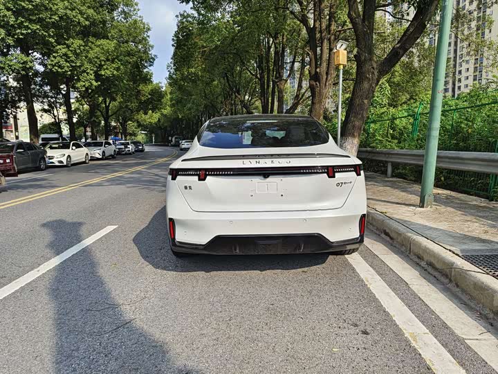 Lynk & Co 07 EM-P Hybrid, 2024 — фото 6 из 9