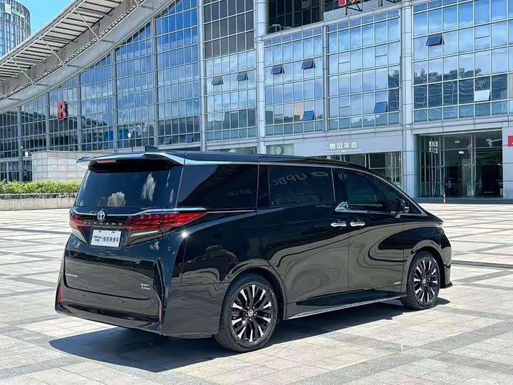 Toyota Alphard, 2025 — фото 7 из 9