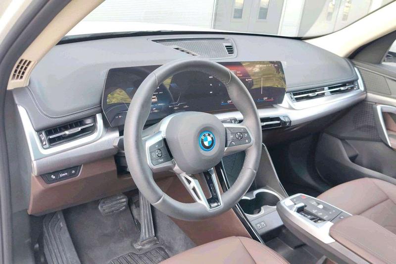 BMW iX1, 2025 — фото 7 из 12